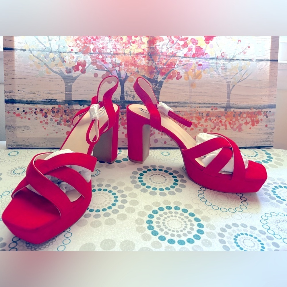 NEW- 11 Women Red Strappy
4 inch Chunk Heel 
Wedding cruise  or Resort 
Perfect